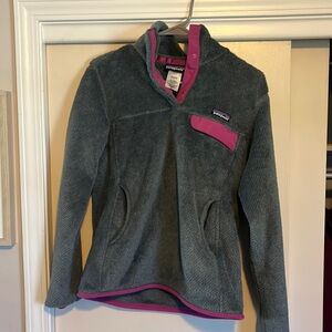 Medium women’s Patagonia sweater - barely worn- great shape !
